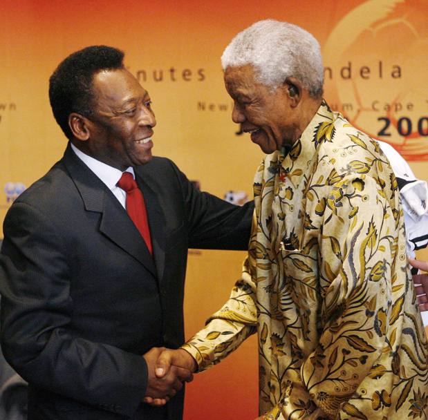 Con Nelson Mandela nel luglio 2007 per gli 89 anni del leader sudafricano (Ap)